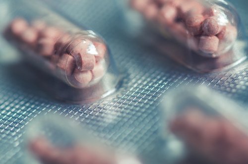 Nahaufnahme eines Tablettenblisters Nachaufnahme eines Blisters mit rötlichen Tabletten