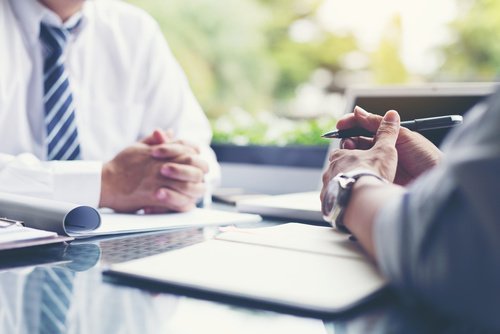 Businessmen and their customer are negotiating a trade agreement Gespräch zwischen zwei Menschen