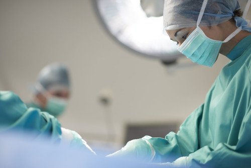 Katheterablation im OP-Saal Ärztin im OP-Saal setzt gerade eine Katheterablation.